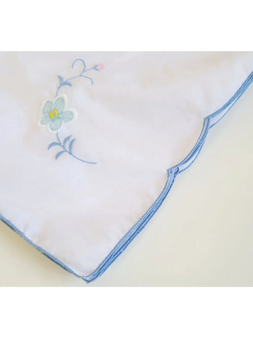Vintage Linen Tablecloth Peacock Set With Embroidered Daisies Perma Press *READ*